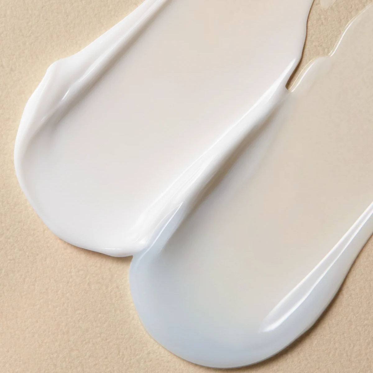 Texturas do creme branco de ceramidas e do gel-creme azul de heartleaf lado a lado