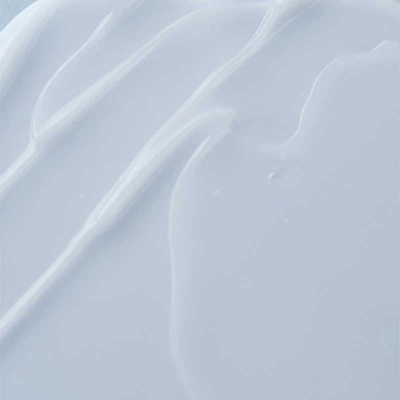Textura em gel-creme azul-clara e translúcida espalhada em ondas