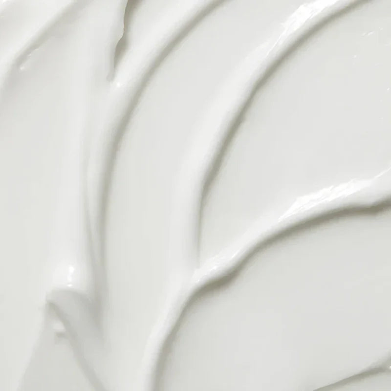 Textura do creme branca e cremosa espalhada em ondas, em grande plano