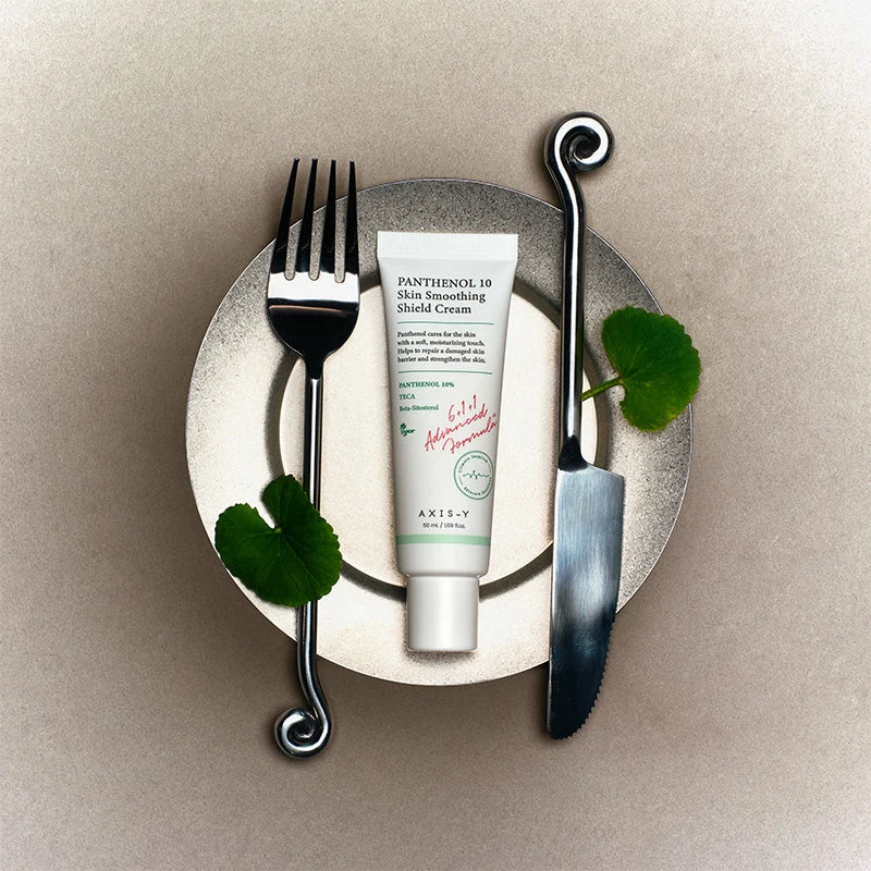 Bisnaga num prato com garfo, faca e folhas verdes, sobre fundo cinzento