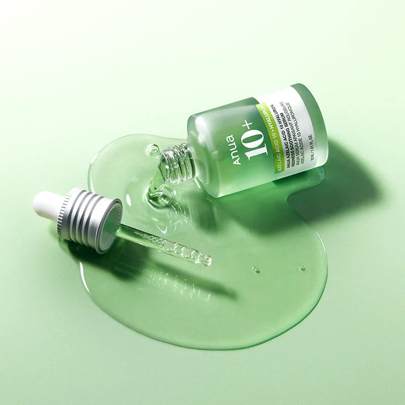 Frasco tombado com sérum verde derramado sobre fundo verde