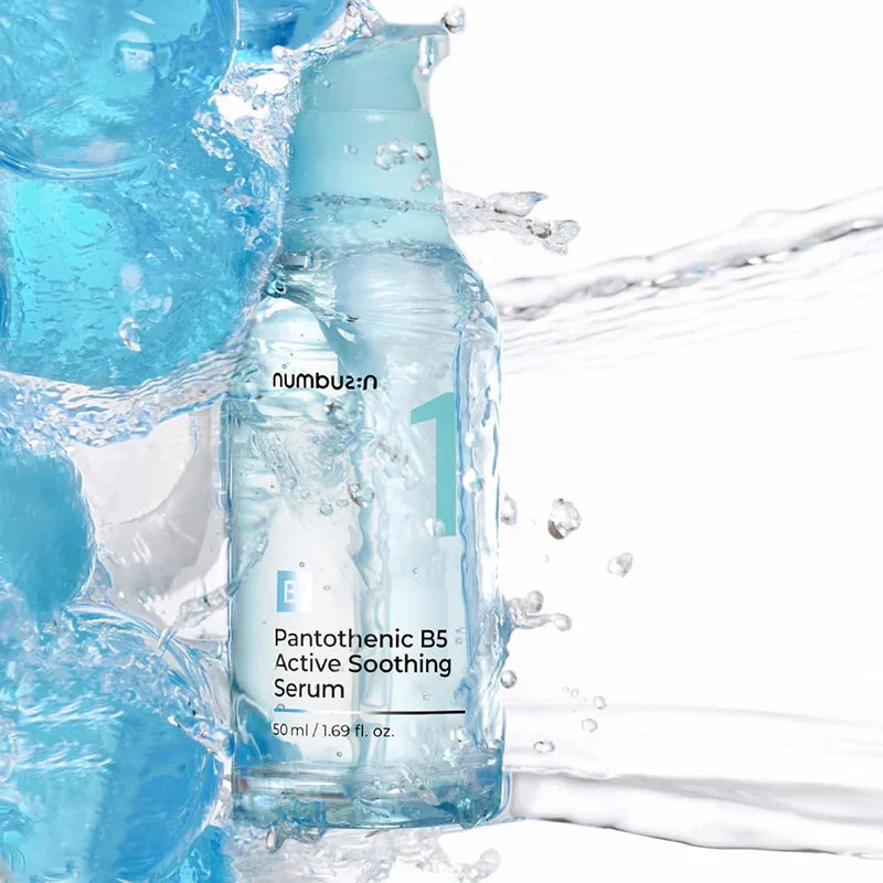 Frasco do sérum numbuzin No.1 sobre fundo azul-esverdeado, com textura de gel em segundo plano