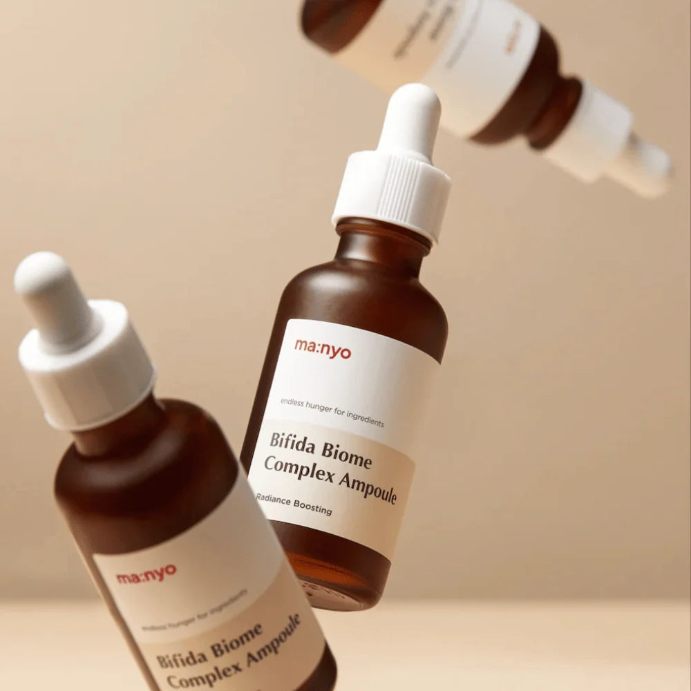 Duas ampolas ma:nyo Bifida Biome Complex Ampoule em ângulo dinâmico sobre fundo bege