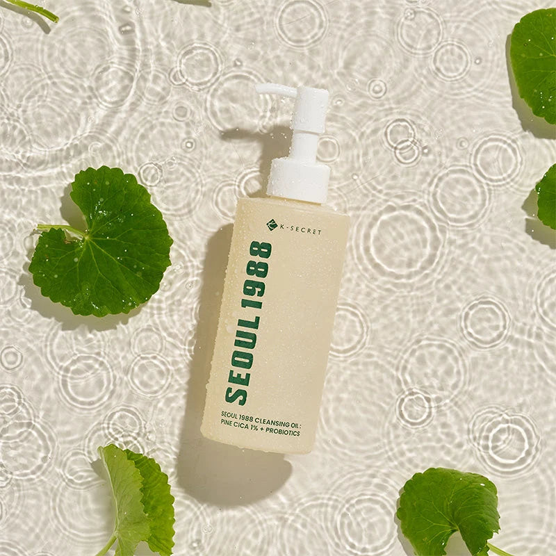 Frasco a flutuar em água ondulada com folhas verdes, vista superior