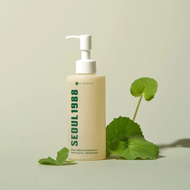 Frasco de pé entre folhas de centella frescas, fundo verde