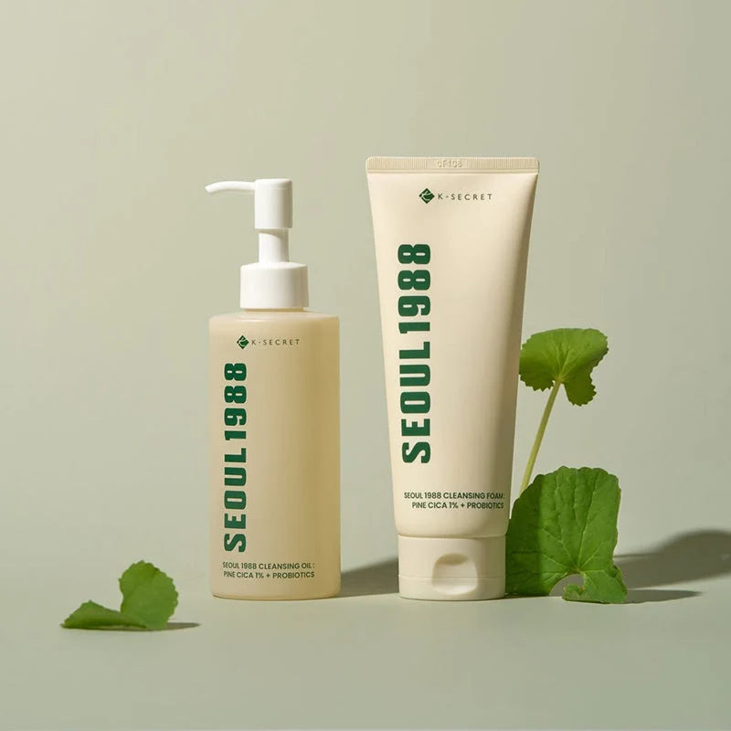 Óleo de limpeza ao lado de um tubo da mesma linha, com folhas de centella