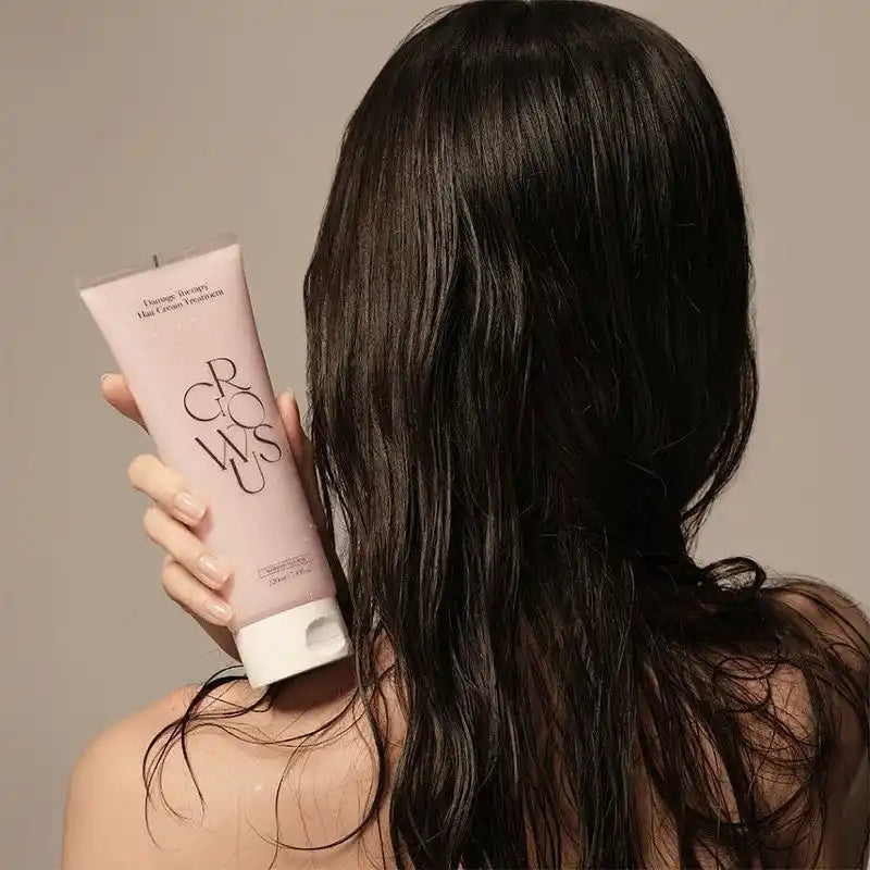 Modelo segura o tubo Growus Damage Therapy Treatment EX junto ao cabelo húmido, vista de costas