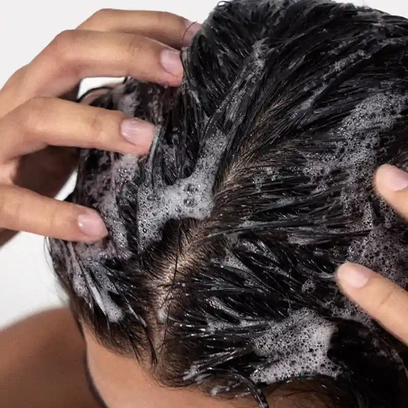 Aplicação do Growus Damage Therapy Shampoo no cabelo húmido, com espuma e massagem