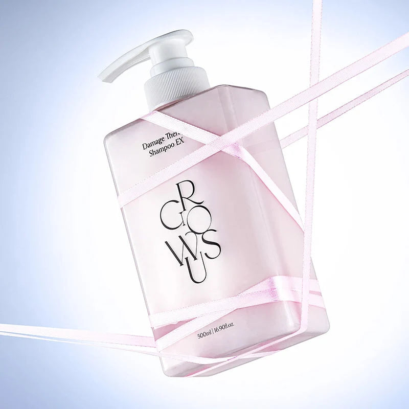 Embalagem do Growus Damage Therapy Shampoo EX presa com fita rosa, em fundo azul claro