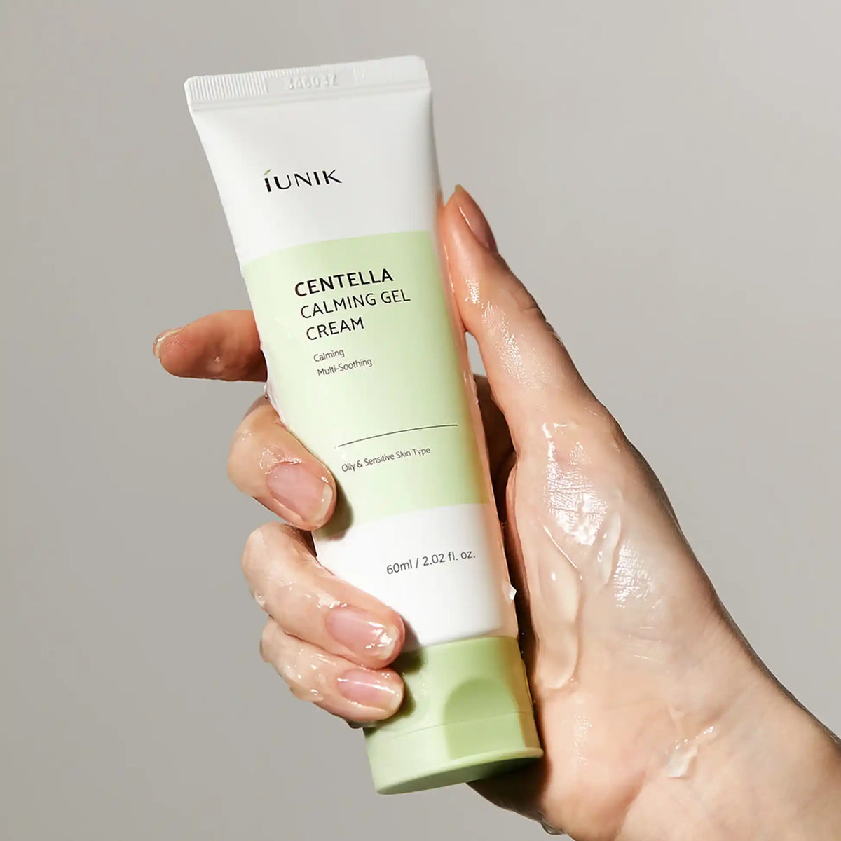 IUNIK Centella Calming Gel Cream 60ml, textura a ser aplicada na mão