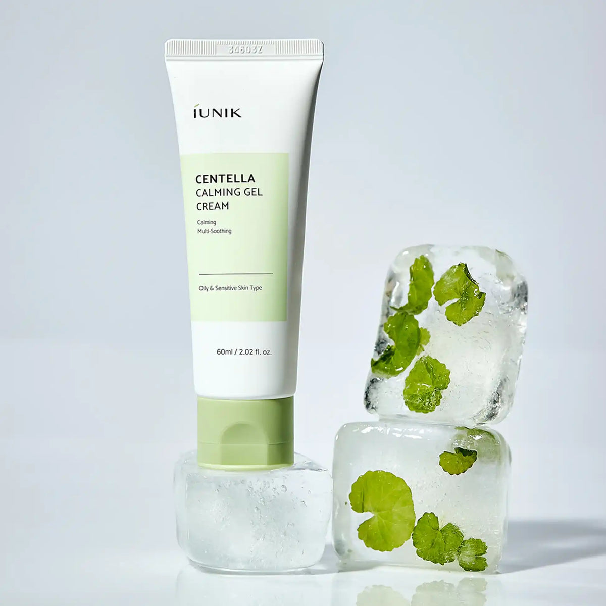 IUNIK Centella Calming Gel Cream 60ml junto a cubos de gelo com folhas de centella
