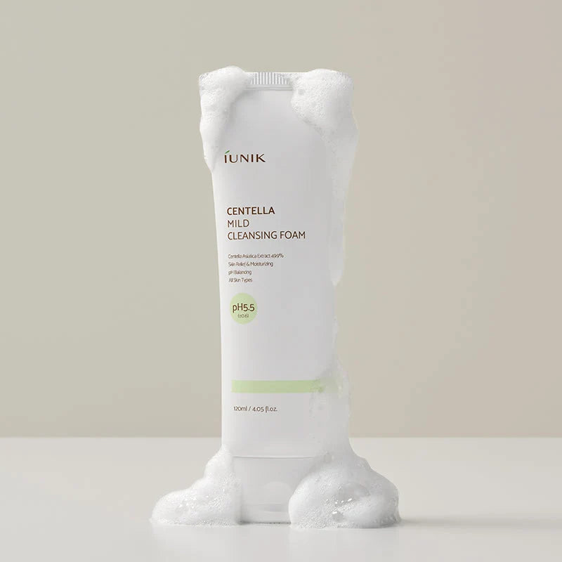Tubo do IUNIK Centella Mild Cleansing Foam rodeado de espuma, 120ml