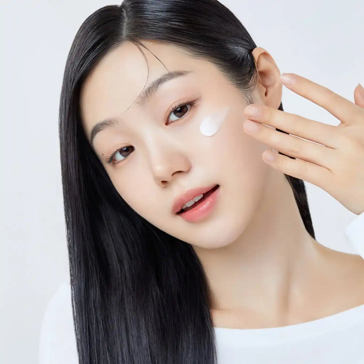 Aplicação do ma:nyo Panthetoin Cream na pele do rosto, textura de absorção rápida