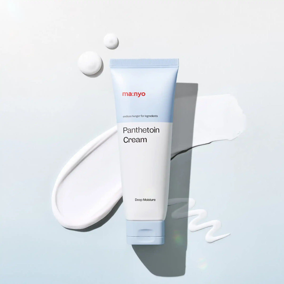 Tubo do ma:nyo Panthetoin Cream junto a uma amostra da textura cremosa