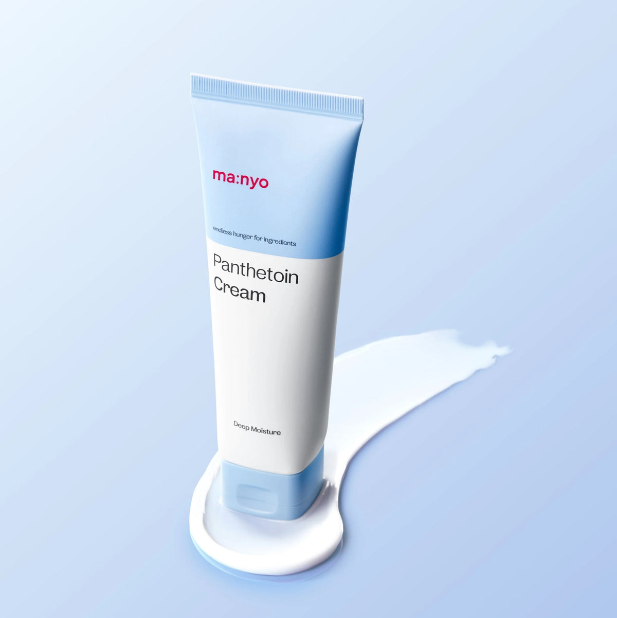 Tubo do ma:nyo Panthetoin Cream sobre fundo azul com traço de creme ao lado