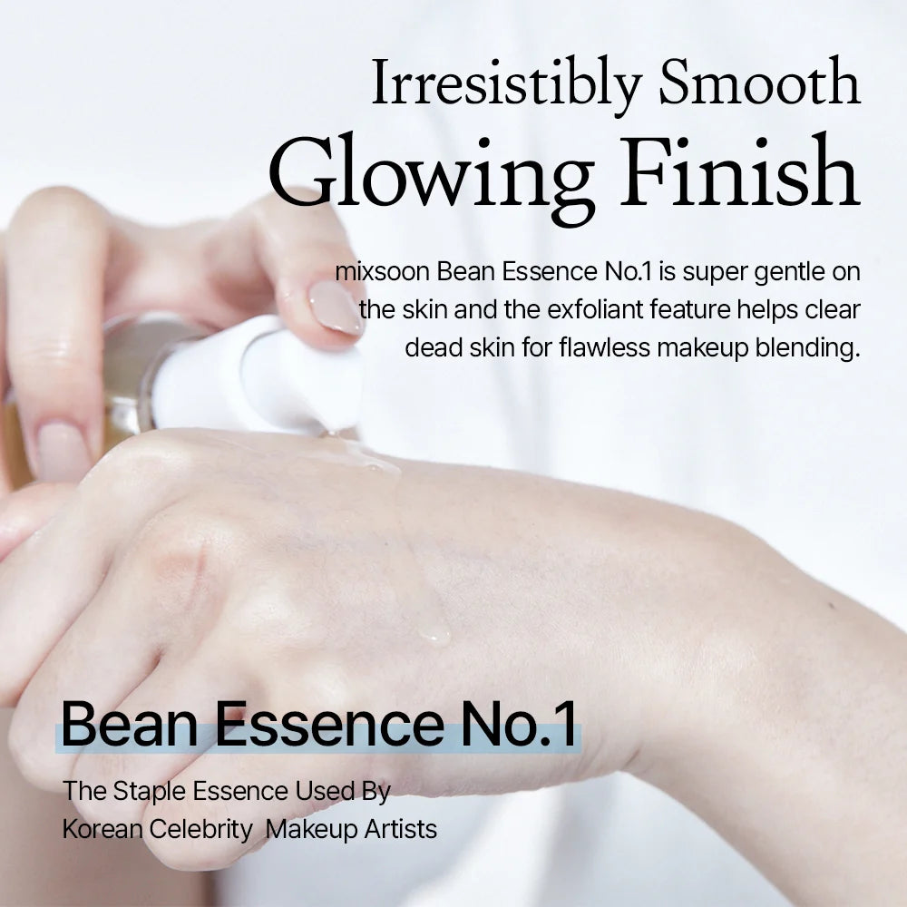 Aplicação da mixsoon Bean Essence com a textura sobre a pele