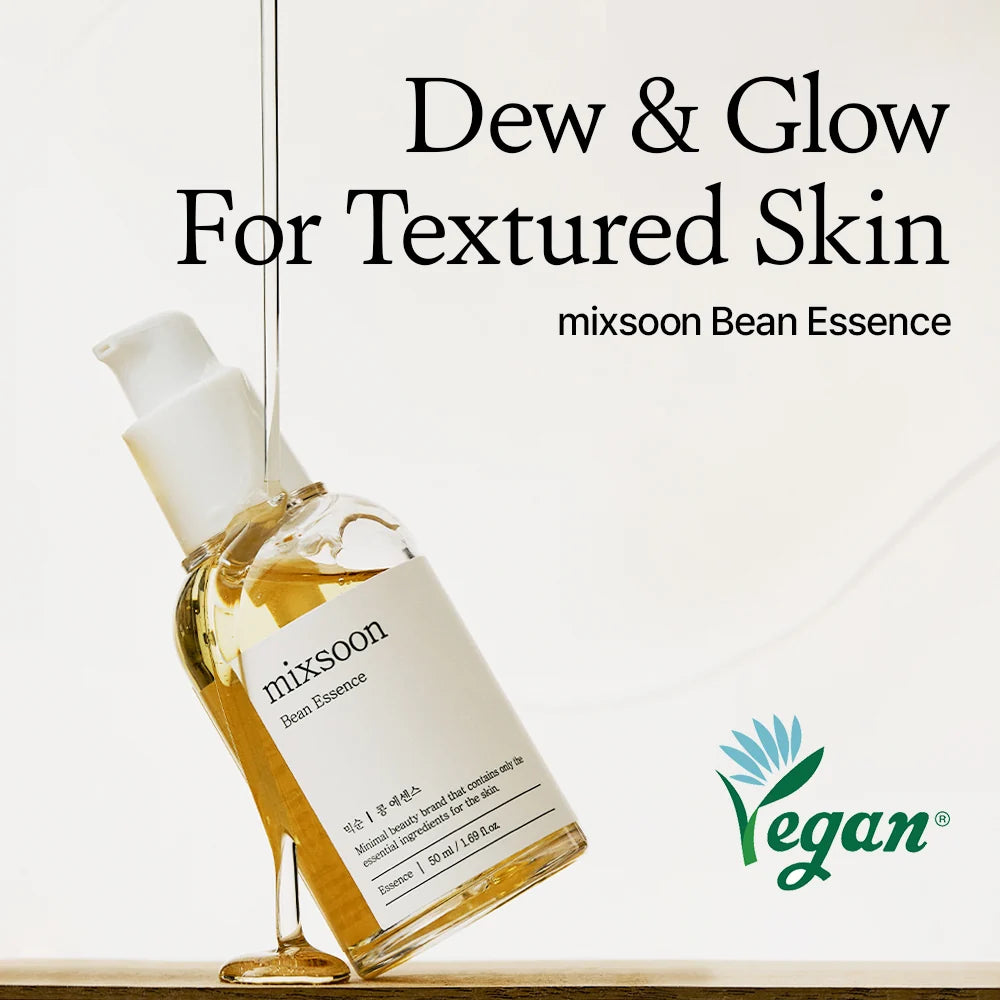 Frasco da mixsoon Bean Essence inclinado, com fio de textura a escorrer