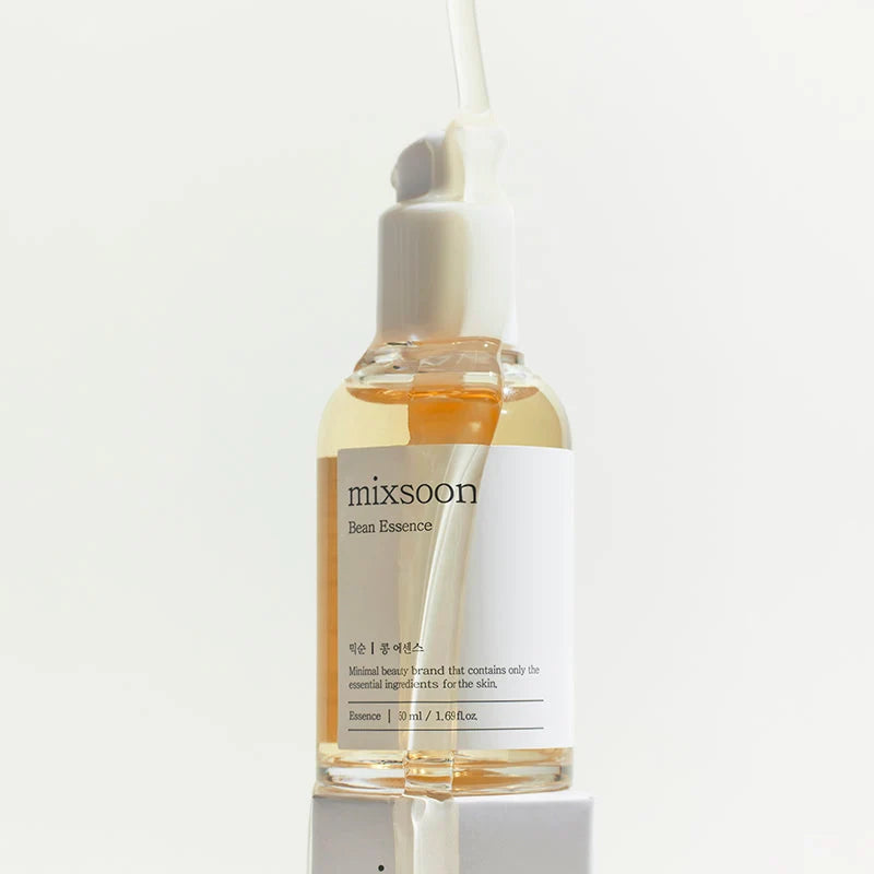 Válvula doseadora da mixsoon Bean Essence com o líquido a escorrer