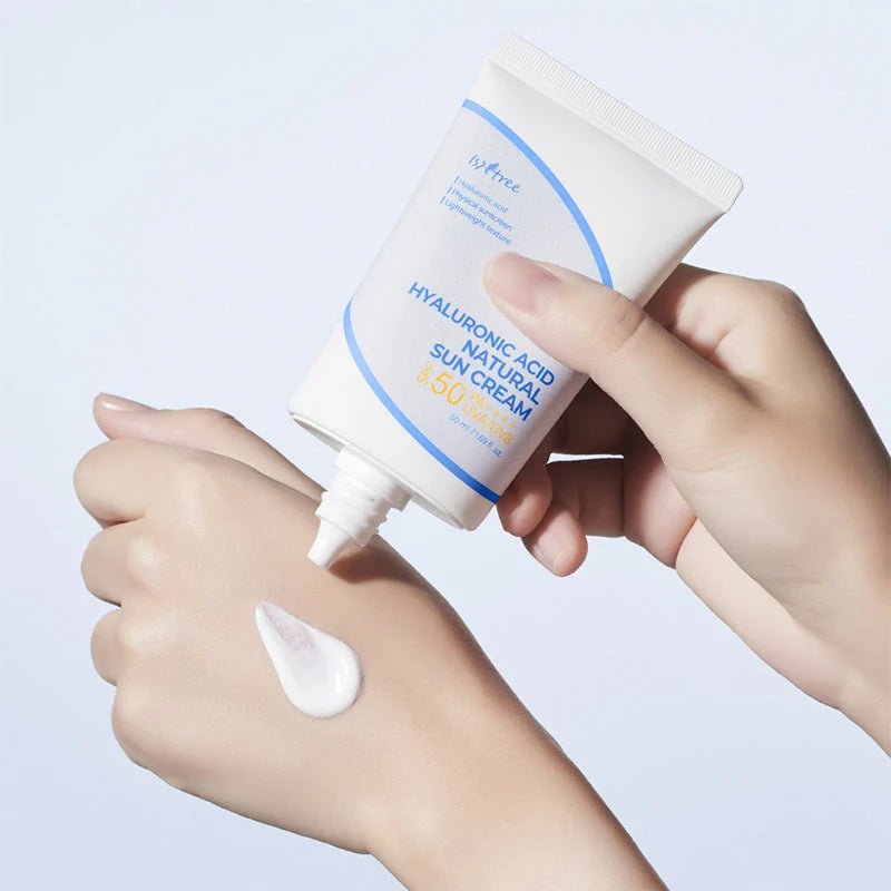 Aplicação do Isntree Hyaluronic Acid Natural Sun Cream no pulso, mostrando a textura leve do creme