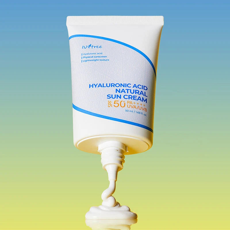 Isntree Hyaluronic Acid Natural Sun Cream na vertical, com o creme a escorrer da embalagem