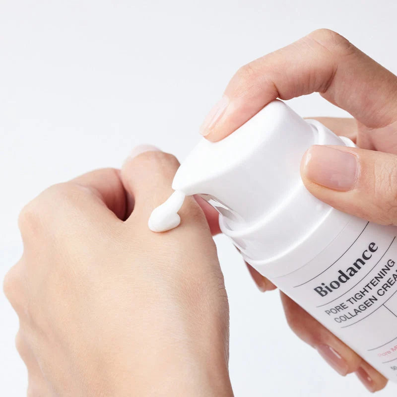 Aplicação de gota de creme Biodance Pore Tightening Collagen Cream na mão