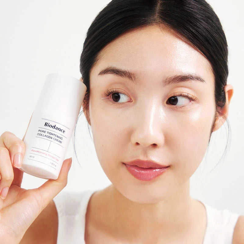 Modelo segura o frasco Biodance Pore Tightening Collagen Cream junto ao rosto