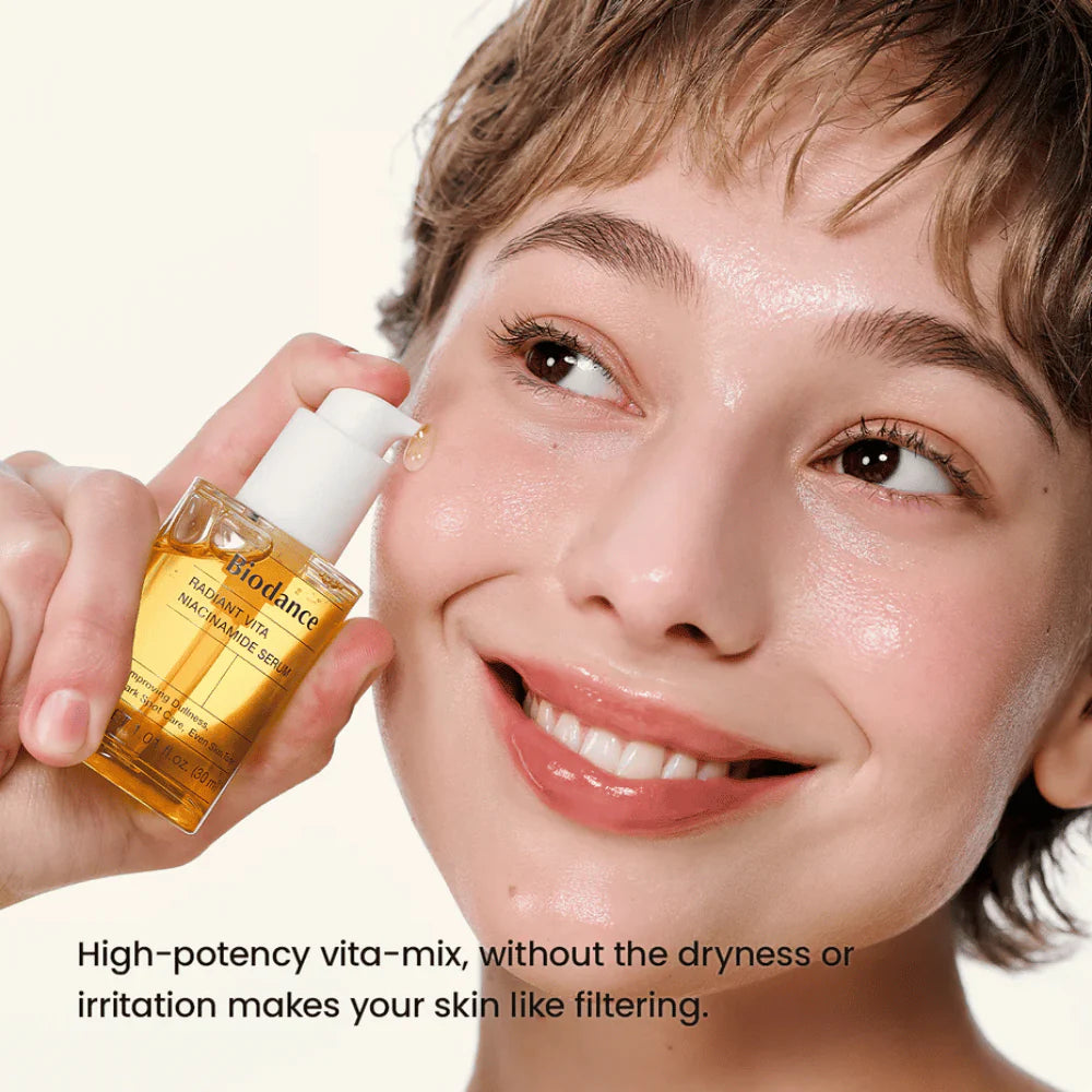 Biodance Radiant Vita Niacinamide Serum aplicação na pele com resultado luminoso e uniforme