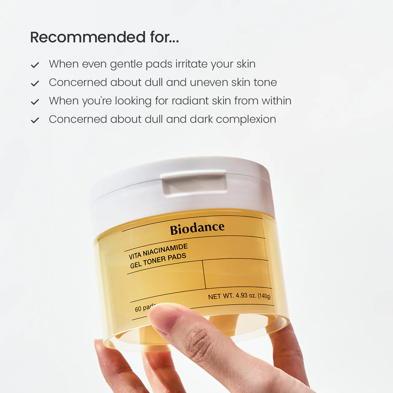 Mão segura o boião Biodance Vita Niacinamide Gel Toner Pads, com indicações de uso