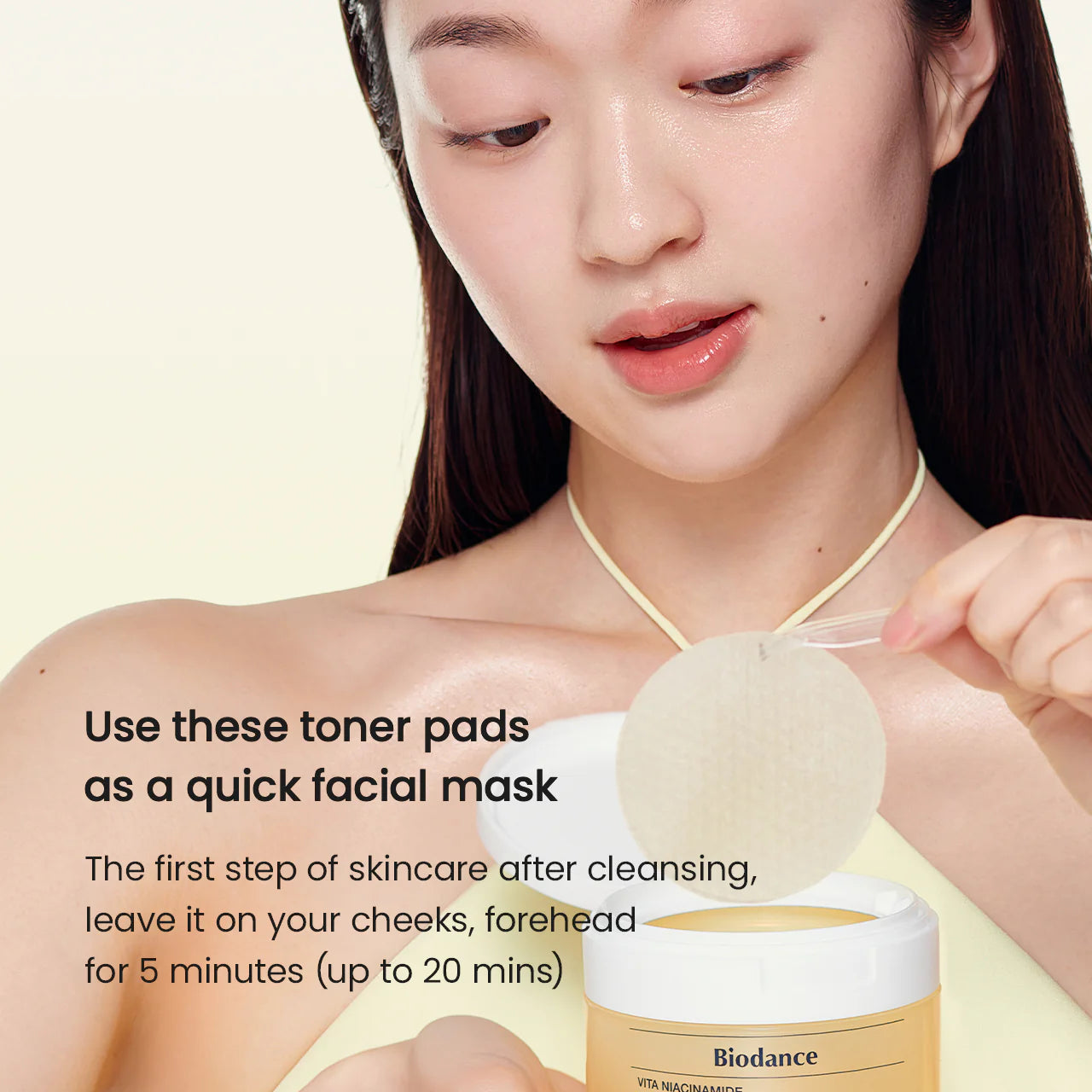 Modelo aplica o disco de gel na pele do pescoço, como máscara facial rápida