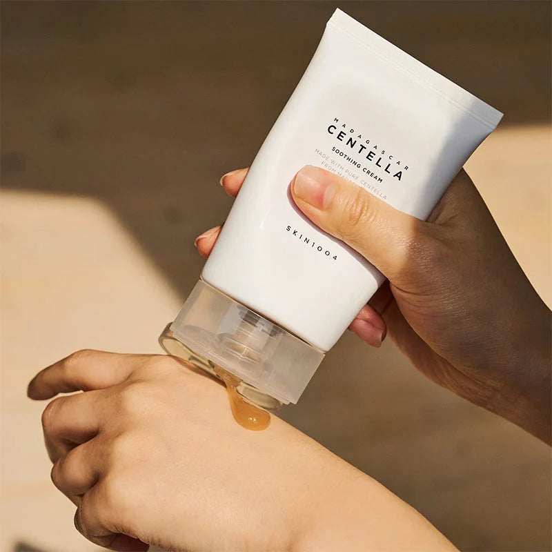 Textura do SKIN1004 Madagascar Centella Soothing Cream a ser aplicada no pulso
