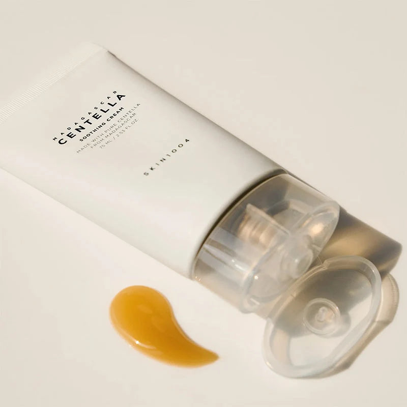 Tubo do SKIN1004 Madagascar Centella Soothing Cream deitado com gota de textura em gel