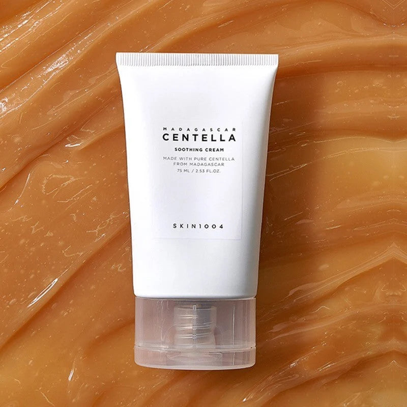 SKIN1004 Madagascar Centella Soothing Cream sobre fundo com textura cremosa dourada