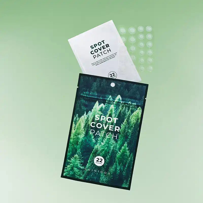 Embalagem verde e saqueta branca com a folha de patches transparentes a sair, sobre fundo verde suave