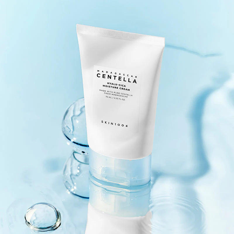 SKIN1004 Hyalu-Cica Moisture Cream tube sobre superfície aquática com gotas de gel translúcido