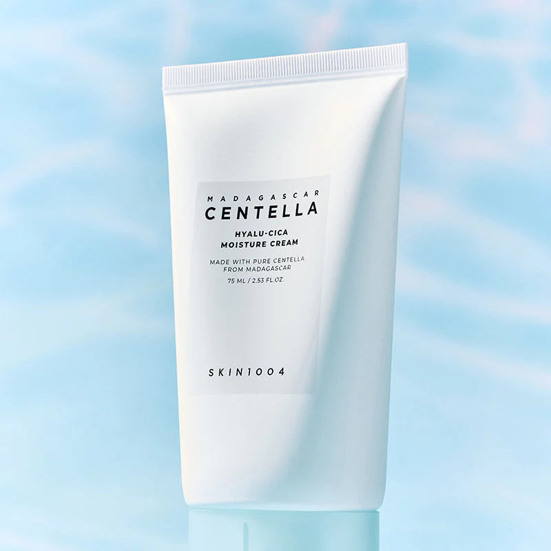 SKIN1004 Hyalu-Cica Moisture Cream close-up rótulo Centella Hyalu-Cica 75ml fundo azul