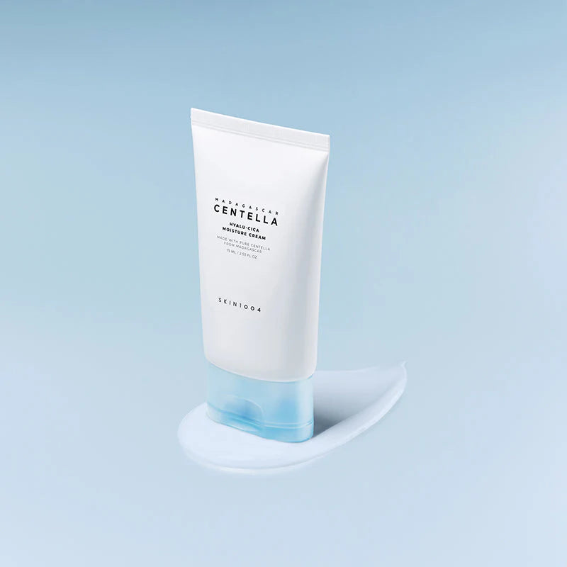 SKIN1004 Hyalu-Cica Moisture Cream com swatch textura gel-creme branca azulada na base