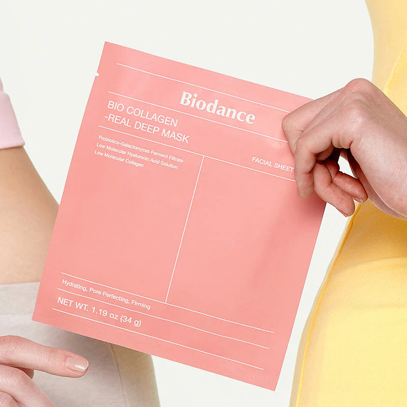 Embalagem da Biodance Bio-Collagen Real Deep Mask segura na mão