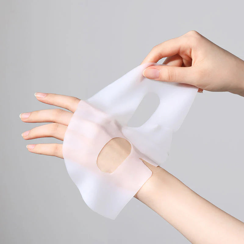 Máscara esticada sobre a mão, a mostrar a elasticidade do hidrogel