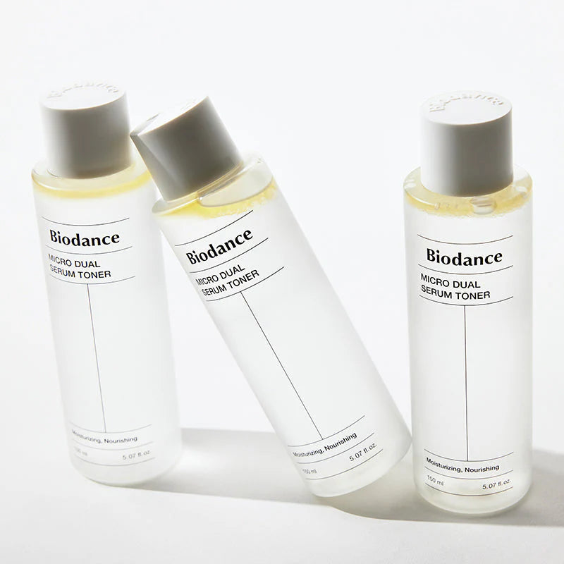 Três frascos do tónico Biodance Micro Dual Serum Toner em pé, com rótulo e volume 150ml visíveis