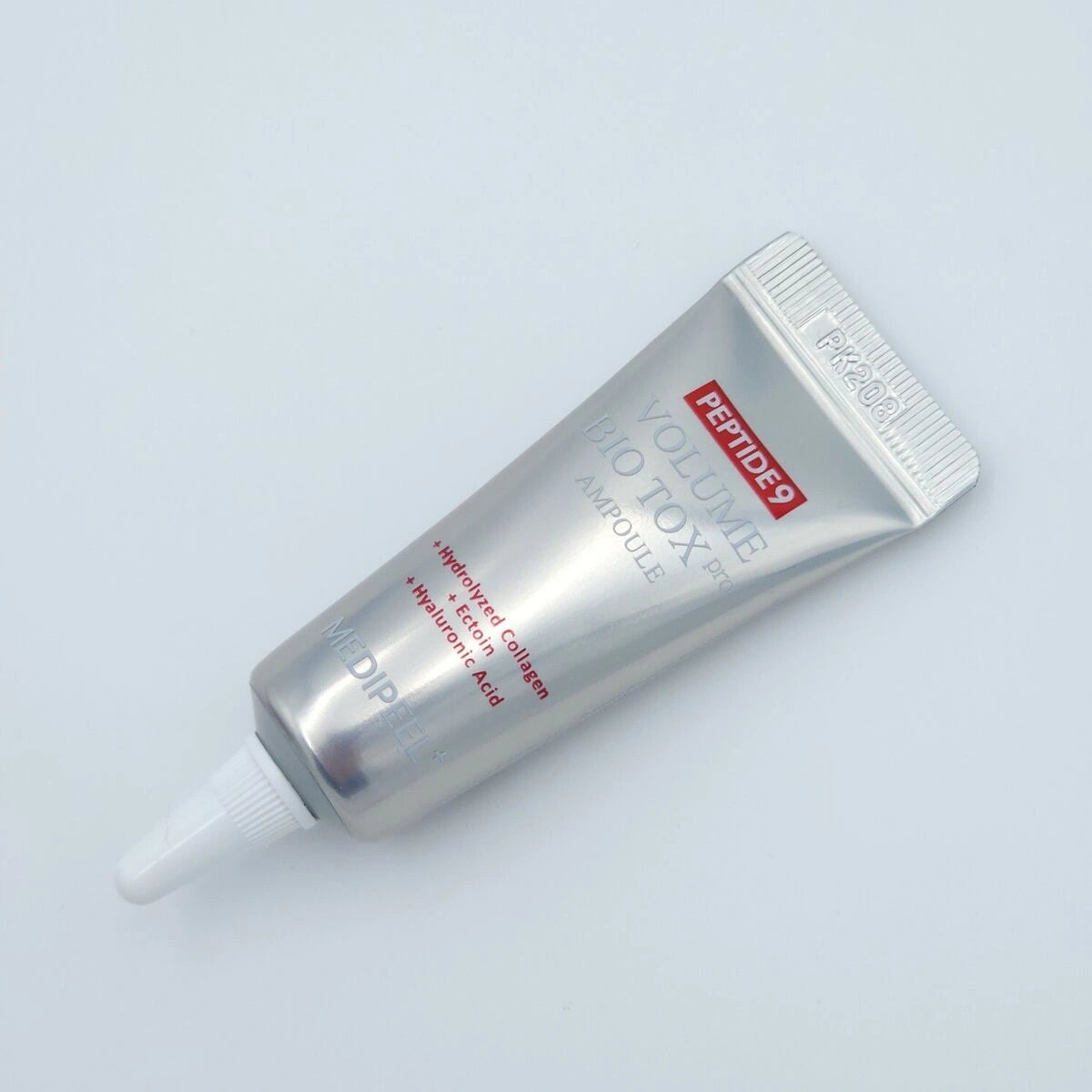 Tubo prateado da ampola Volume Bio Tox Pro com colagénio hidrolisado, ectoína e ácido hialurónico no rótulo