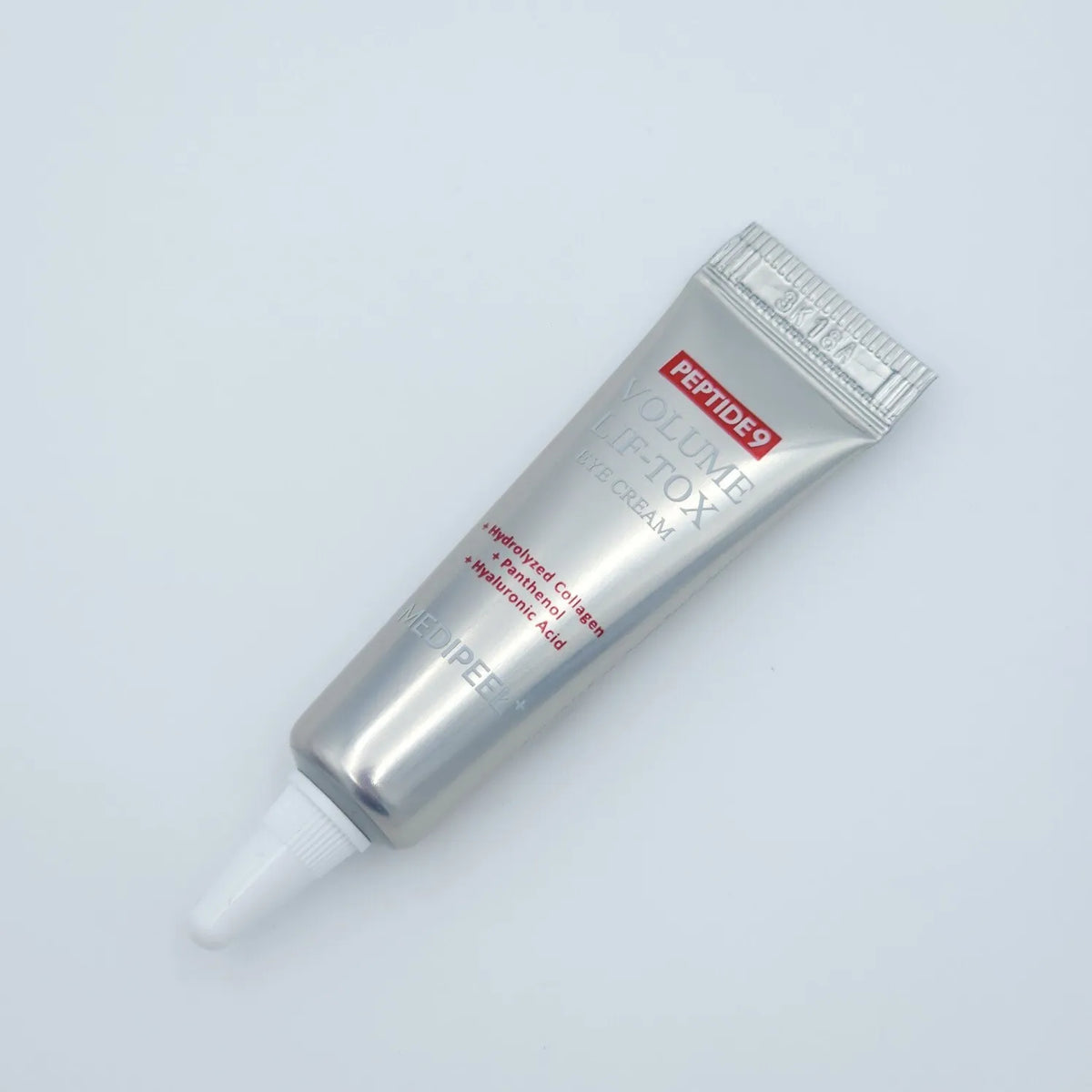 Tubo do creme de olhos Volume Lif-Tox com colagénio hidrolisado, pantenol e ácido hialurónico no rótulo