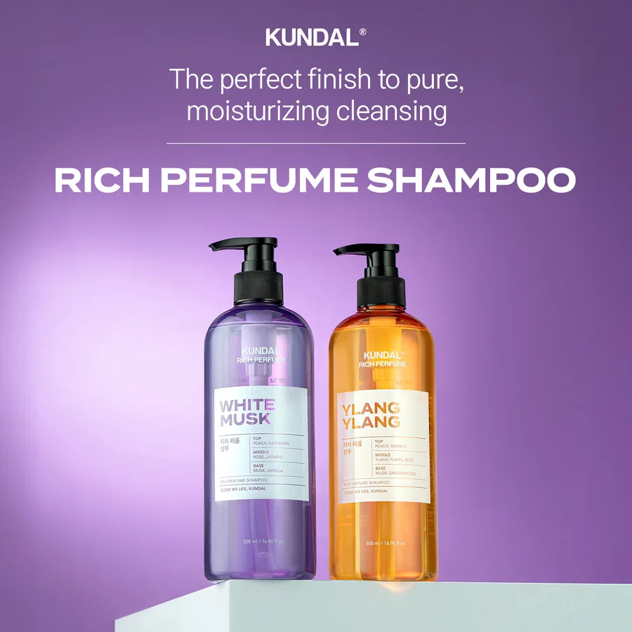 Frasco roxo White Musk e frasco laranja Ylang Ylang lado a lado sobre um pedestal branco, em fundo roxo