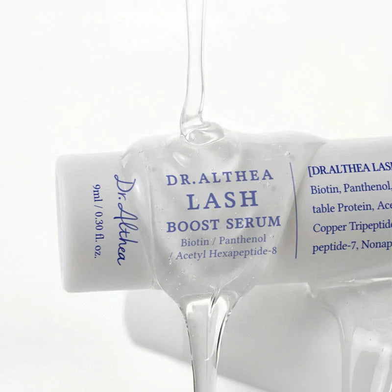 Sérum transparente a escorrer sobre a embalagem do Lash Boost Serum, com a indicação de 9ml