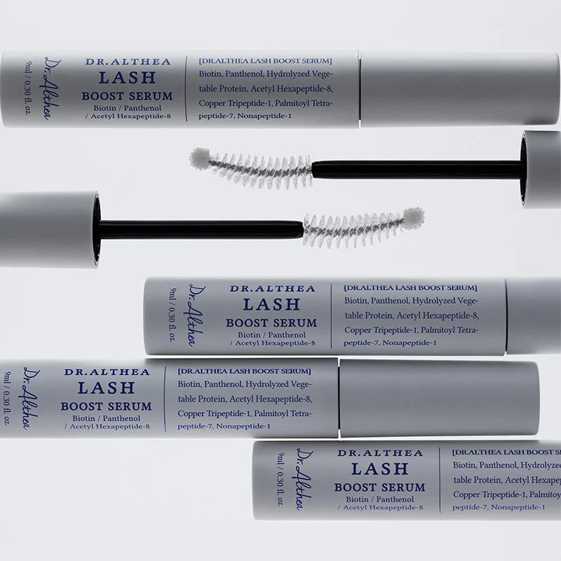 Embalagens deitadas do sérum com pincéis brancos e tampas, sobre fundo claro