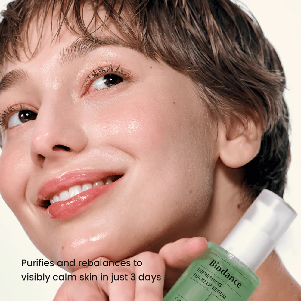 Modelo com pele limpa segurando o Biodance Sea Kelp Sérum – purifica e acalma a pele em 3 dias