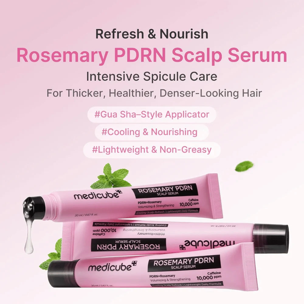 Três bisnagas do Medicube Rosemary PDRN Scalp Serum, uma com aplicador de esferas a libertar sérum, junto a hortelã