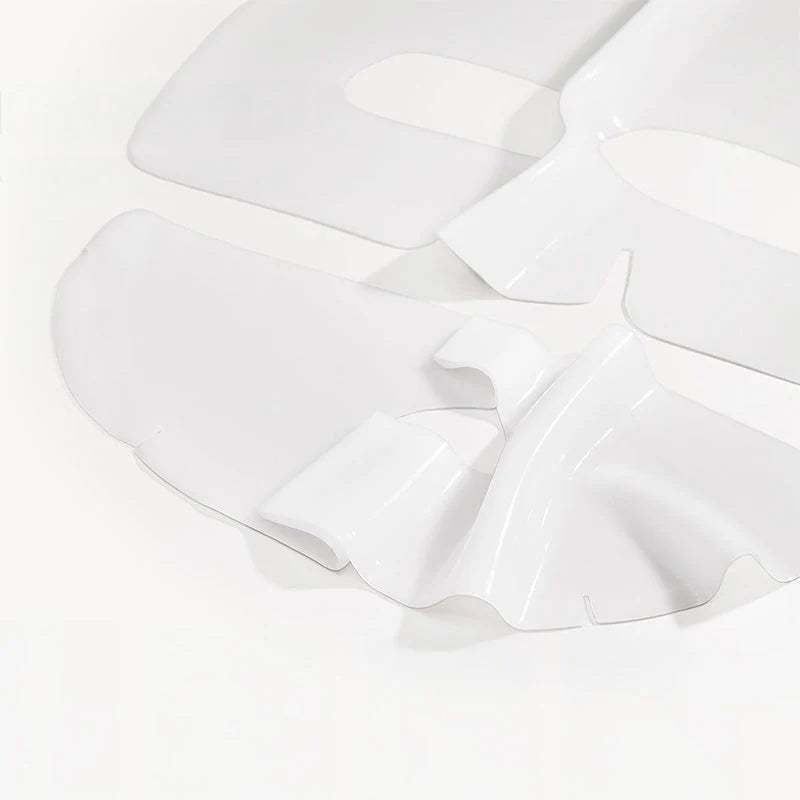 Partes da máscara de hidrogel sobre fundo branco, mostrando a textura da película