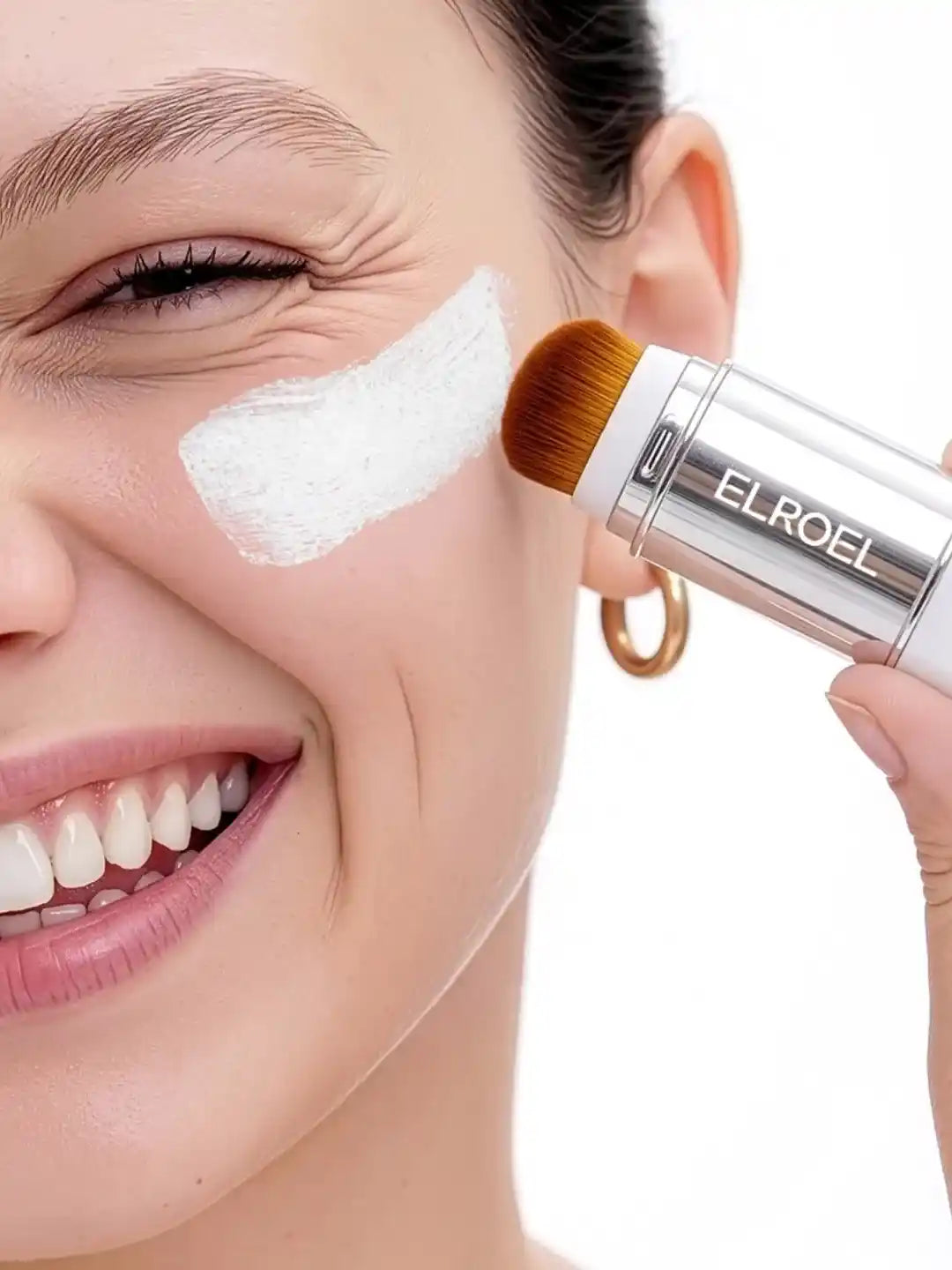 Mulher a aplicar produto Elroel com pincel aplicador na zona dos olhos — coleção Maquilhagem