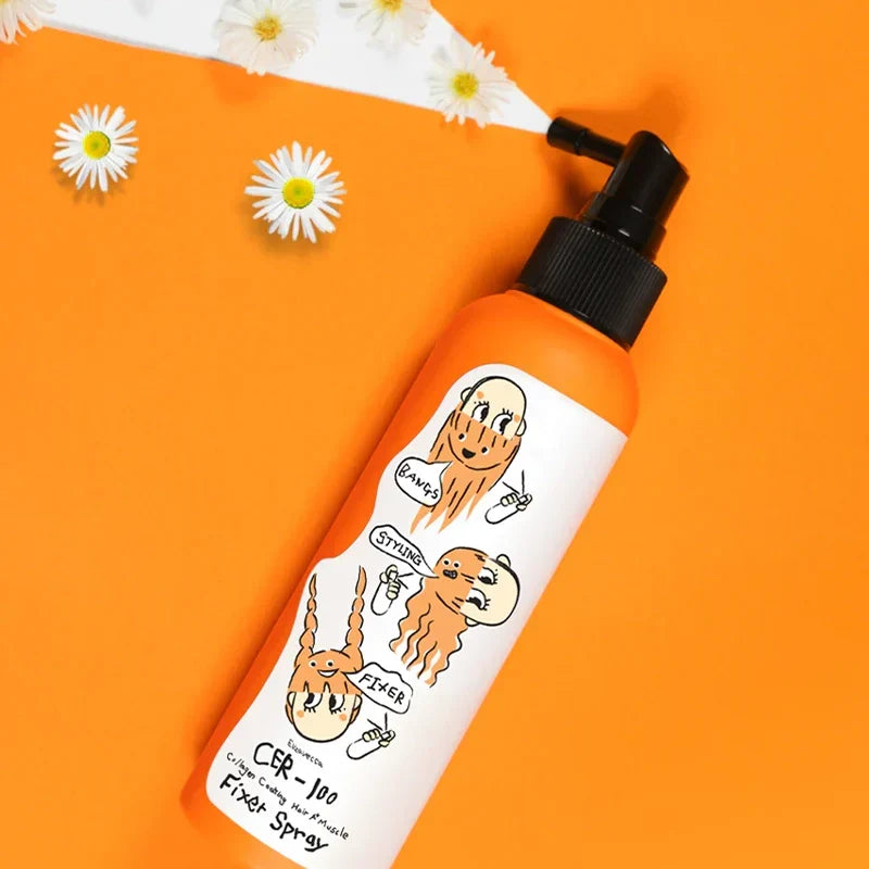 Frasco do spray fixador Elizavecca deitado sobre fundo laranja, com flores brancas à volta
